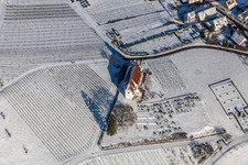 Vue aérienne de Chapelle de Dionysos enneigée en hiver dans le quartier de Gleishorbach à le quartier Gleiszellen in Gleiszellen-Gleishorbach dans le département Rhénanie-Palatinat, Allemagne