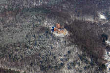 Vue aérienne de Ruines enneigées d'hiver et vestiges du mur de l'ancien complexe du château de Burg Landeck à Klingenmünster dans le département Rhénanie-Palatinat, Allemagne