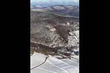 Vue aérienne de Vue aérienne d'hiver dans la neige du château de Landeck à Klingenmünster dans le département Rhénanie-Palatinat, Allemagne
