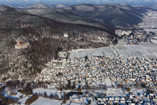 Vue aérienne de Vue aérienne d'hiver dans la neige à Klingenmünster dans le département Rhénanie-Palatinat, Allemagne