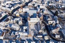Vue aérienne de Vue aérienne d'hiver dans la neige du monastère Klingenmünster à Klingenmünster dans le département Rhénanie-Palatinat, Allemagne
