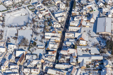 Vue aérienne de Vue aérienne hivernale dans la neige de la Route des Vins Klingenmünster à Klingenmünster dans le département Rhénanie-Palatinat, Allemagne