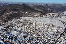 Vue aérienne de Vue aérienne d'hiver dans la neige à Klingenmünster dans le département Rhénanie-Palatinat, Allemagne