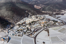 Vue aérienne de Terrain de l'hôpital enneigé et hivernal de la clinique de psychiatrie et de psychothérapie pour enfants et adolescents du district de Pfalzklinik Landeck à Klingenmünster dans le département Rhénanie-Palatinat, Allemagne