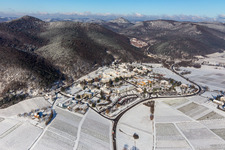 Vue aérienne de Terrain de l'hôpital enneigé et hivernal de la clinique de psychiatrie et de psychothérapie pour enfants et adolescents du district de Pfalzklinik Landeck à Klingenmünster dans le département Rhénanie-Palatinat, Allemagne