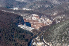 Vue aérienne de Vue aérienne d'hiver dans la neige de la carrière PfalzGranit à Waldhambach dans le département Rhénanie-Palatinat, Allemagne