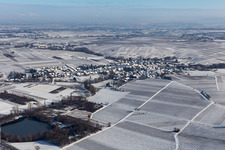Vue aérienne de Vue aérienne d'hiver dans la neige à Göcklingen dans le département Rhénanie-Palatinat, Allemagne