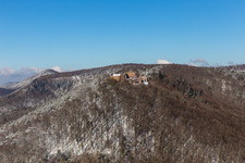 Vue aérienne de Vue aérienne d'hiver dans la neige de Madenburg à Eschbach dans le département Rhénanie-Palatinat, Allemagne