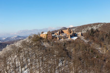 Vue aérienne de Vue aérienne d'hiver dans la neige de Madenburg à Eschbach dans le département Rhénanie-Palatinat, Allemagne