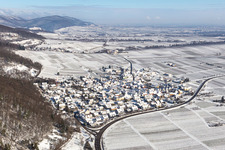 Vue aérienne de Vue aérienne d'hiver dans la neige à Eschbach dans le département Rhénanie-Palatinat, Allemagne