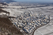Vue aérienne de Vignobles enneigés en hiver au pied du Haardtrand de la forêt du Palatinat à Eschbach dans le département Rhénanie-Palatinat, Allemagne