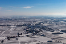 Vue aérienne de Vue aérienne d'hiver dans la neige à Göcklingen dans le département Rhénanie-Palatinat, Allemagne