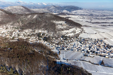 Vue aérienne de Vue aérienne d'hiver dans la neige à Leinsweiler dans le département Rhénanie-Palatinat, Allemagne