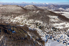 Vue aérienne de Vue aérienne d'hiver dans la neige à Leinsweiler dans le département Rhénanie-Palatinat, Allemagne