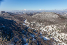 Vue aérienne de Vue aérienne d'hiver dans la neige de Birnbachtal à Leinsweiler dans le département Rhénanie-Palatinat, Allemagne