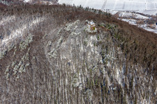 Vue aérienne de Vue aérienne d'hiver dans la neige du château de Neukastell à Leinsweiler dans le département Rhénanie-Palatinat, Allemagne