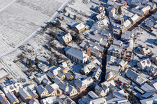 Vue aérienne de Vue aérienne d'hiver dans la neige de la paroisse catholique et de l'église de pèlerinage Ranschbach à Ranschbach dans le département Rhénanie-Palatinat, Allemagne
