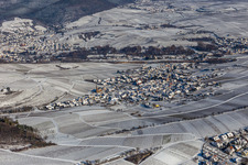 Vue aérienne de Vue aérienne d'hiver dans la neige à Birkweiler dans le département Rhénanie-Palatinat, Allemagne