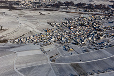 Vue aérienne de Vue aérienne d'hiver dans la neige à Birkweiler dans le département Rhénanie-Palatinat, Allemagne