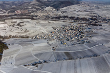 Vue aérienne de Vue aérienne d'hiver dans la neige à Birkweiler dans le département Rhénanie-Palatinat, Allemagne
