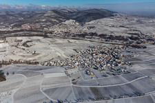 Vue aérienne de Des vignobles enneigés en hiver entourent la zone habitée du village à Birkweiler dans le département Rhénanie-Palatinat, Allemagne