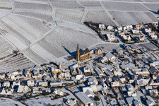 Vue aérienne de Des vignobles enneigés en hiver entourent la zone habitée du village à Birkweiler dans le département Rhénanie-Palatinat, Allemagne