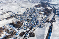 Vue aérienne de Vue hivernale enneigée des rues et des maisons des zones résidentielles à Siebeldingen dans le département Rhénanie-Palatinat, Allemagne