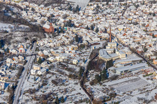 Vue aérienne de Vue aérienne d'hiver dans la neige de GET Metall et de l'église à Albersweiler dans le département Rhénanie-Palatinat, Allemagne