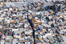 Vue aérienne de Vue aérienne hivernale dans la neige de l'église protestante sur la Route des Vins à Frankweiler dans le département Rhénanie-Palatinat, Allemagne