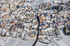 Vue aérienne de Vue aérienne d'hiver dans la neige à Frankweiler dans le département Rhénanie-Palatinat, Allemagne