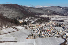 Vue aérienne de Vue aérienne d'hiver dans la neige à Gleisweiler dans le département Rhénanie-Palatinat, Allemagne