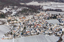 Vue aérienne de Vue aérienne d'hiver dans la neige à Gleisweiler dans le département Rhénanie-Palatinat, Allemagne