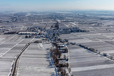 Vue aérienne de Vue aérienne d'hiver sous la neige à Böchingen dans le département Rhénanie-Palatinat, Allemagne