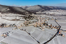 Vue aérienne de Vue aérienne d'hiver dans la neige à Burrweiler dans le département Rhénanie-Palatinat, Allemagne