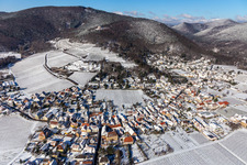 Vue aérienne de Centre du village enneigé en hiver, à la lisière des vignes et des domaines viticoles de la région viticole de la Weinstrasse à Burrweiler dans le département Rhénanie-Palatinat, Allemagne