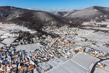 Vue aérienne de Vue aérienne d'hiver dans la neige à Burrweiler dans le département Rhénanie-Palatinat, Allemagne