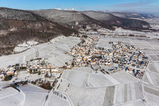 Vue aérienne de Vue aérienne d'hiver dans la neige à le quartier Weyher in Weyher in der Pfalz dans le département Rhénanie-Palatinat, Allemagne