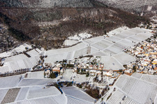 Vue aérienne de Vue aérienne d'hiver dans la neige à le quartier Weyher in Weyher in der Pfalz dans le département Rhénanie-Palatinat, Allemagne