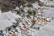 Vue aérienne de Centre du village enneigé en hiver, à la lisière des vignes et des caves viticoles de la région viticole à le quartier Weyher in Weyher in der Pfalz dans le département Rhénanie-Palatinat, Allemagne