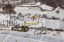 Vue aérienne de Le Wohlfühlhotel Alte Rebschule et le Gasthaus Sesel en hiver et enneigés au printemps à le quartier Rhodt in Rhodt unter Rietburg dans le département Rhénanie-Palatinat, Allemagne
