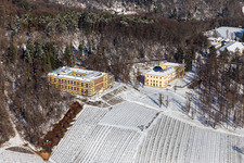 Vue aérienne de Château de la Villa Ludwigshöhe enneigé en hiver à Edenkoben dans le département Rhénanie-Palatinat, Allemagne