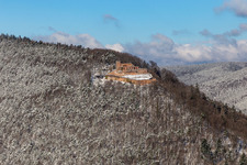 Vue aérienne de Complexe du château enneigé de Veste Rietburg en hiver à le quartier Rhodt in Rhodt unter Rietburg dans le département Rhénanie-Palatinat, Allemagne