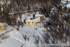 Vue aérienne de Vue aérienne d'hiver dans la neige du château de la Villa Ludwigshöhe à Edenkoben dans le département Rhénanie-Palatinat, Allemagne