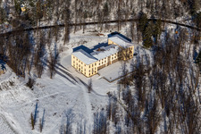 Vue aérienne de Château de la Villa Ludwigshöhe enneigé en hiver à Edenkoben dans le département Rhénanie-Palatinat, Allemagne
