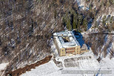 Vue aérienne de Vue aérienne d'hiver dans la neige de la Villa Ludwigshöhe à Edenkoben dans le département Rhénanie-Palatinat, Allemagne