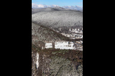 Vue aérienne de Vue aérienne d'hiver dans la neige du Großer Kalmit à Maikammer dans le département Rhénanie-Palatinat, Allemagne
