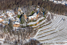 Vue aérienne de Vue aérienne d'hiver dans la neige du château de Kropsburg à le quartier SaintMartin in Sankt Martin dans le département Rhénanie-Palatinat, Allemagne
