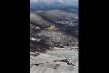 Vue aérienne de Complexe du château enneigé en hiver du "Hambacher Schloss". à le quartier Diedesfeld in Neustadt an der Weinstraße dans le département Rhénanie-Palatinat, Allemagne
