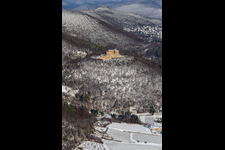 Vue aérienne de Vue aérienne d'hiver dans la neige du château de Hambach à le quartier Diedesfeld in Neustadt an der Weinstraße dans le département Rhénanie-Palatinat, Allemagne