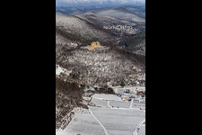 Vue aérienne de Vue aérienne d'hiver dans la neige du château de Hambach à le quartier Diedesfeld in Neustadt an der Weinstraße dans le département Rhénanie-Palatinat, Allemagne